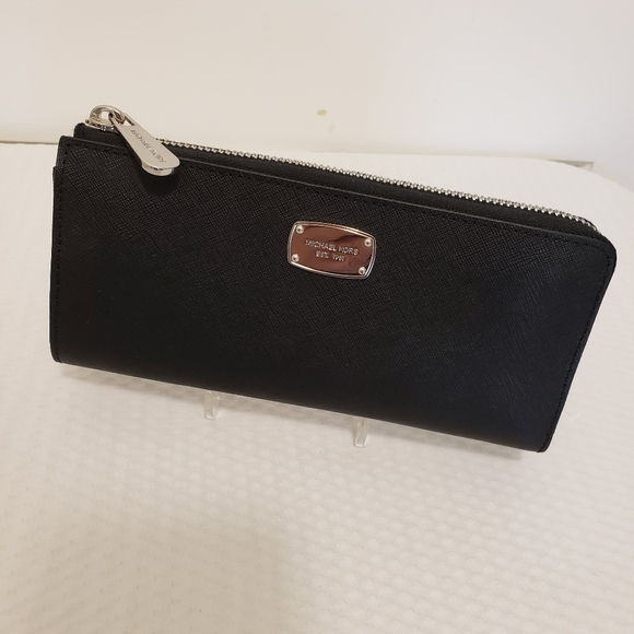 EC Michael Michael Kors Black Saffiano Leather Zip Close Wallet, Silvertone Hdwr - Picture 1 of 9